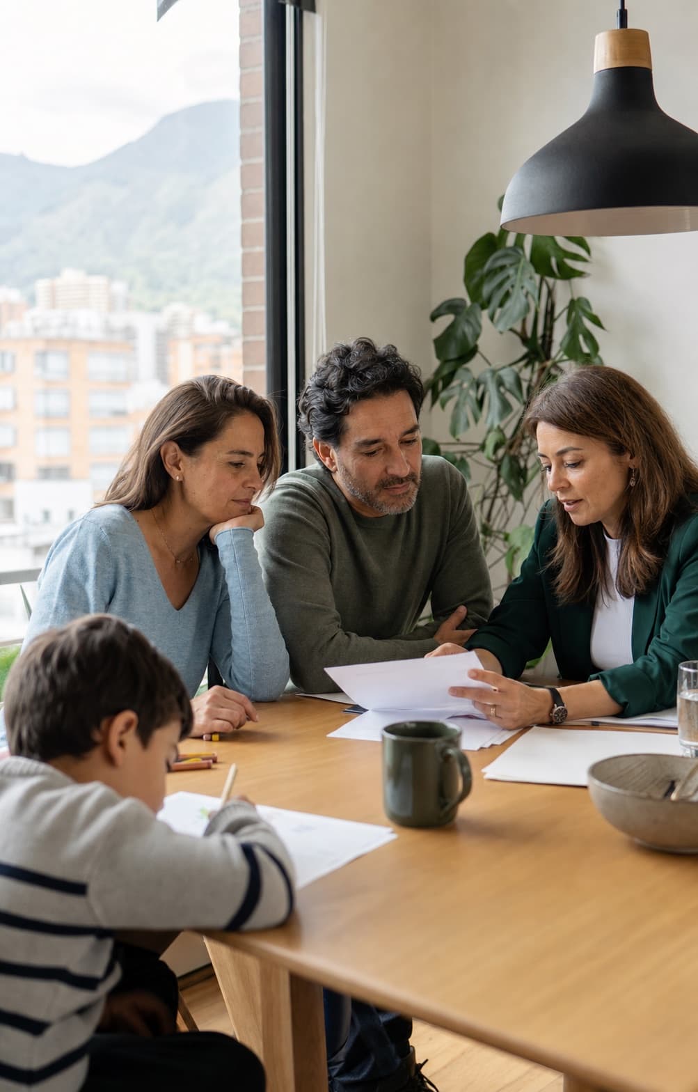 Familia recibiendo orientación sobre sus seguros
